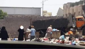 فيديو وصور لنساء ورجال يقتاتون من القمامة في عدن وليس في صنعاء