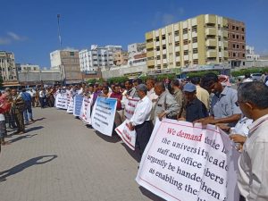 احتجاجات لهيئة التدريس في جامعات عدن ولحج وأبين و شبوة أمام الأمم المتحدة بعدن