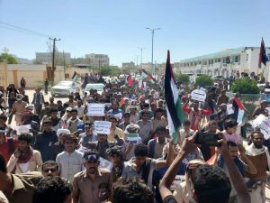 طلاب جامعة شبوة يخرجون في مسيرات غاضبة ينددون بصمت الأنظمة العربية والإسلامية تجاه جرائم الاحتلال