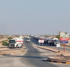 محافظ شبوة يواصل احتجاز  قواطر الوقود في مدخل عتق منذ شهر