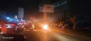 عدن .. احتجاجات ليلية وقطع الشوارع في الشيخ عثمان تنديدا بانقطاع الكهرباء