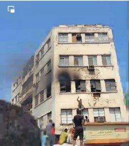 حريق يلتهم شقة في عدن واستنكار واسع لغياب الدفاع المدني