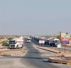 المحافظ ابن الوزير يواصل احتجاز قاطرات وقود كهرباء المحافظات في مدخل عتق