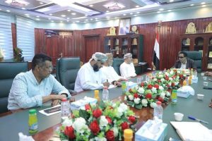 وفد عماني يقدم مساعدات للمتضررين بالمهرة بعد تجاهل الرئاسي