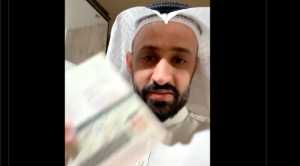 سعودي يرمي بجواز سفره في القمامة ويطلب من اليمنيين منحه الجنسية