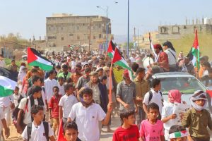 مسيرة حاشدة بشبوة تُندد بجرائم الاحتلال الاسرائيلي