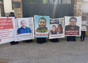 استمرار الوقفات الاحتجاجية المطالبة بالإفراج عن المعتقلين في سجون الانتقالي بعدن