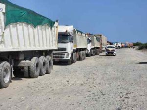 محتجون يقطعون الطريق الدولي في أبين للمطالبة بإعادة أراضيهم التي استولى عليها الانتقالي