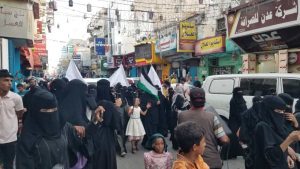 عدن .. مسيرة ثانية في كريتر ضد حكومة معين ومنددة بجرائم الاحتلال في غزة