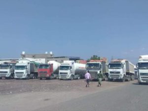 حضرموت .. قبائل الخشعة يحتجزون ناقلات النفط لليوم الثاني على التوالي
