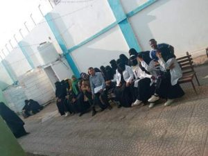 عدن.. احتجاجات وإضراب شامل لموظفي المراكز الصحية بالشيخ عثمان