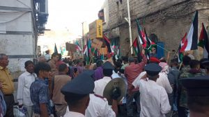 الحراك الثوري ينظم مسيرة حاشدة تضامناً مع  غزة ويطالب بالإفراج عن المعتقلين في سجون الانتقالي