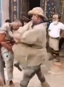 شاهد .. عناصر الانتقالي تُعذب شاباً بطريقة وحشية بعدن