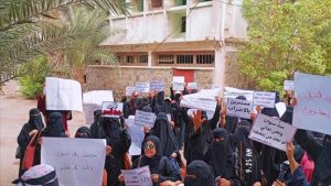 احتجاجات لمعلمات عدن تطالب بصرف المرتبات ووضع حد لانهيار العملة