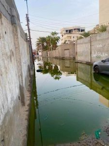عدن .. مياه الصرف الصحي تٌحاصر منازل المواطنين في خور مكسر