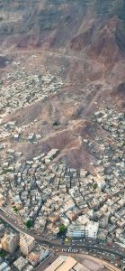 صور تُظهر البسط العشوائي على جبال مدينة عدن