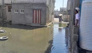 عدن .. سكان الشيخ عثمان يقضون عيدهم وسط مياه الصرف الصحي
