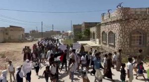 المهرة .. مسيرة احتجاجية في حوف تُندد بتردي الخدمات وانقطاع الكهرباء