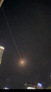 فيديو أولي للحظة وصول الصواريخ الإيرانية سماء “تل أبيب”