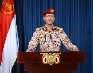 ناطق القوات اليمنية بصنعاء يعلن إصابة سفينة نفطية بريطانية في البحر الأحمر