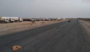 أفراد محور عتق يواصلون لليوم الربع احتجاز عشرات القاطرات المحملة بالوقود بشبوة