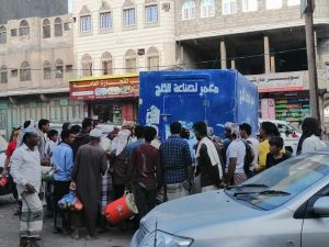 تزاحم كبير على قوالب الثلج بعدن نتيجة انقطاع الكهرباء