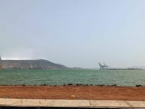 صب مياه الصرف الصحي في البحر بعدن ينذر كارثة بيئبة