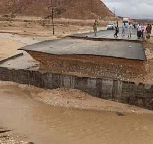 المهرة .. انقطاع الخط الدولي الرابط بين الغيضة وباقي المديريات جراء السيول وسط غياب دور السلطات