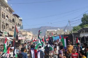 عدن.. مسيرة حاشدة للحراك الثوري تندد بانهيار الخدمات وبجرائم الاحتلال في غزة