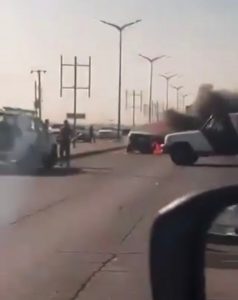 شاهد .. انفجار سيارة بالقرب من أحد الأطقم العسكرية للإنتقالي بالخط البحري بعدن