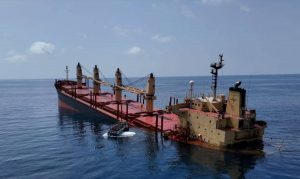 البحرية البريطانية : احتراق سفينة بهجوم يمني وهي الآن تغرق في خليج عدن