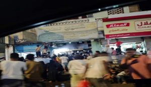 صورة تُلخص الألم .. حشود من الناس يتجمعون لشراء قوالب الثلج بعدن