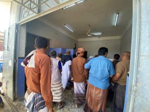 تزاحم كبير على “الثلج” في شبوة النفطية نتيجة الانقطاع الكلي للكهرباء