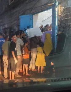 شاهد .. طوابير طويلة للحصول على “الثلج” في عدن