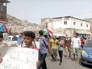 عدن .. تصاعد الاحتجاجات المطالبة بإقالة مدير عام التواهي
