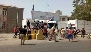عدن .. مسيرة غاضبة تطالب بإقالة مدير عام التواهي