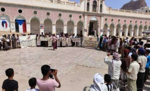 حضرموت .. احتجاجات في تريم تندد بانهيار العملة وفساد السلطة المحلية