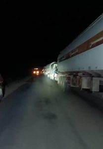 قبائل أبين تقطع الطريق الدولي بين حضرموت وعدن لمطالبة الانتقالي بالإفراج عن المُقدم عشال الجعدني