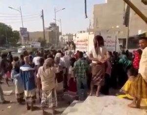 مشهد من المعاناة اليومية .. تزاحم الناس على الحصول على قطع الثلج بعدن