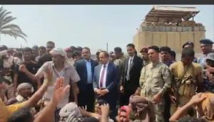 جموع من المواطنين والصيادين يطوقون مطار الريان للمطالبة بخروج القوات الإماراتية