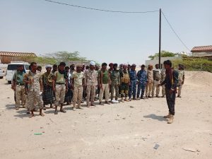 جنود اللواء الأول نخبة محور بلحاف ” المفصولين يستحدثون قطاعاً على أهم الطرق في شبوة 