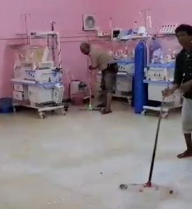 فيديو .. مياه الأمطار والمجاري داخل قسم الحظانة في مستشفۑ الأمومة والطفولة بعتق