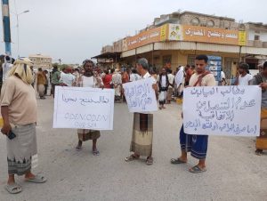 حضرموت .. احتجاجات للصيادين ضد القوات الإماراتية بالقرب من مطار الريان
