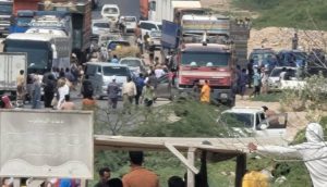 صيادو “شحير” يواصلون احتجاجاتهم وقطع الطريق الدولي المكلا والشحر