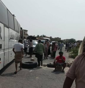 حضرموت .. احتجاجات الصياديين تقطع الطريق الدولي بين الشحر والمكلا