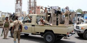 الانتقالي يفرض الإقامة الجبرية على بن مبارك ويجمد أنشطة حكومته في عدن.