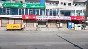 عشرات التجار في المكلا يُغلقون محلاتهم التجارية نتيجة انهيار العملة