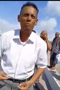 شاهد .. عناصر الإنتقالي تعتدي على معلم وتختطفه أثناء تظاهرة حاشدة في خور مكسر