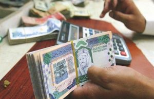 الجنوب يتجه نحو السعودية .. عزوف شعبي وتجاري من التعامل بالعملة المحلية.