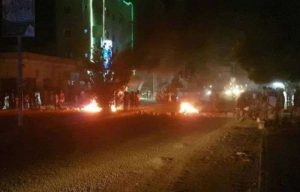 عدن .. محتجون غاضبون يغلقون شوارع المنصورة ويطالبون برحيل التحالف من الجنوب